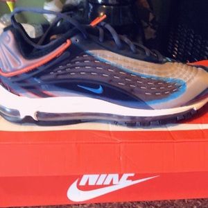 Nike deluxe sneakers